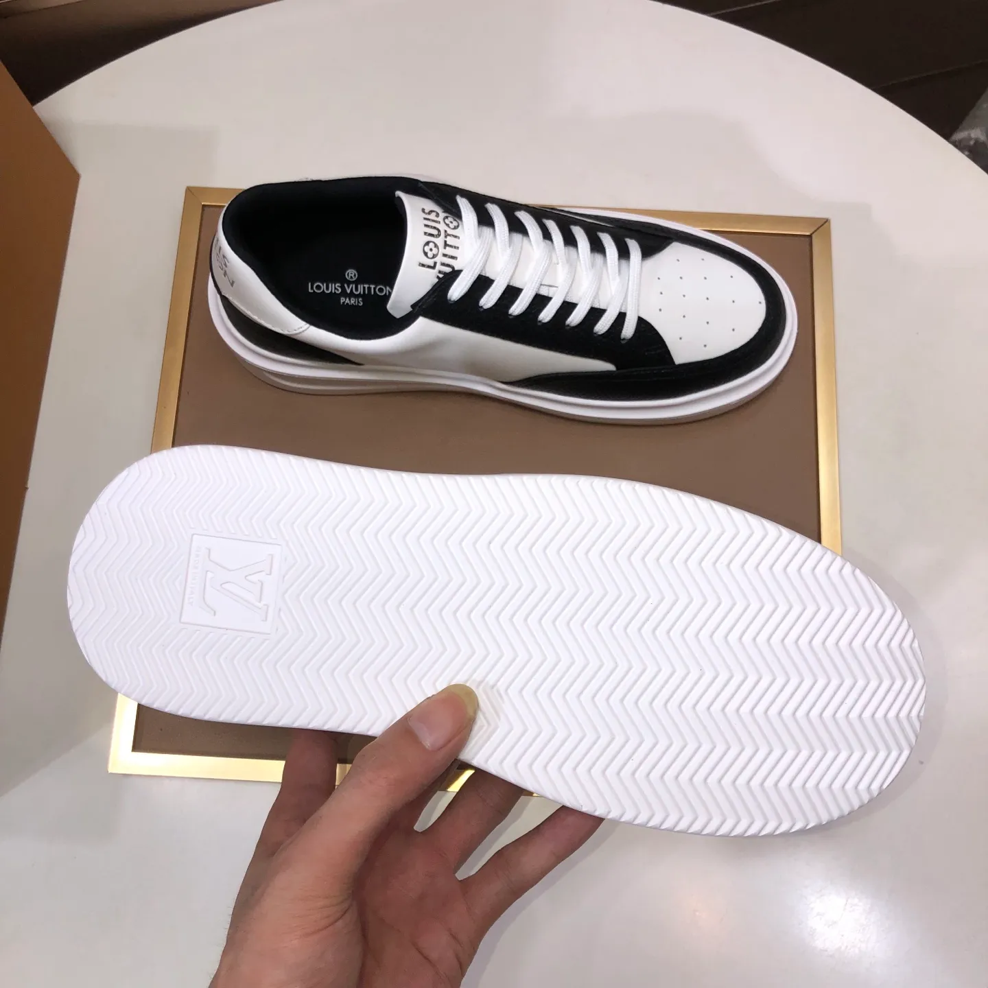 Factory batch 640💰original development, quality shipment, welcome to compare - LV sneaker series sports shoes introduce the loose silhouette of the ready-to-wear series into the spring and summer men's wear shows and make an eye-catching appearance. The cow leather upper is combined with rough fabric laces, and colorful beading highlights the brand's classic elements. LV letters mark the tongue and Monogram floral outsole. Mixed materials Made of top-grain cowhide, thick shoelace design, large Monogram print on the side, mesh lining and cotton feet, the comfort is as extreme as ever, premium heritage, quality first, worth owning! Size: Men’s 38-45 (45 is custom-made and cannot be returned or exchanged)